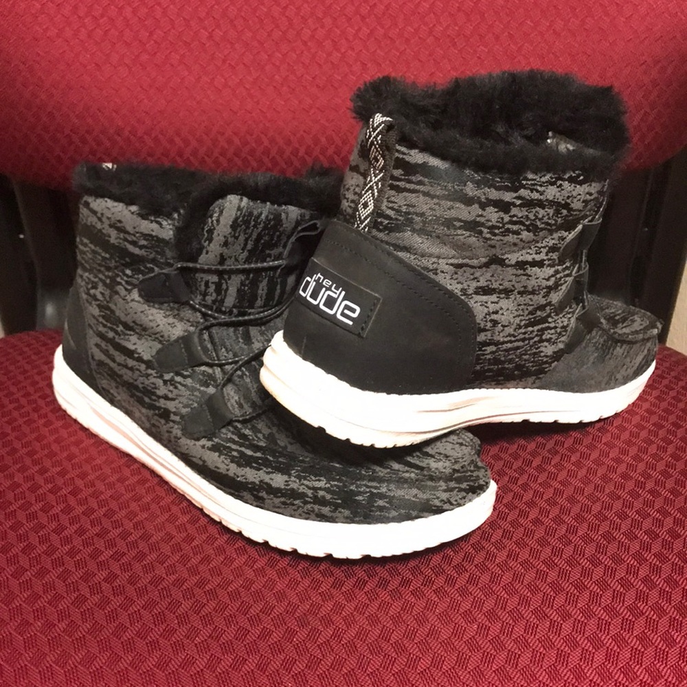 Women’s Size 9 HEY DUDE shoes